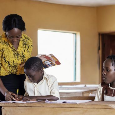 african-woman-teaching-children-class